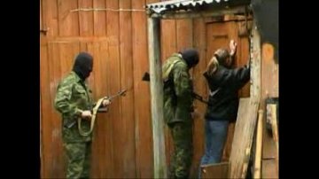 soldati costringono donna scopare