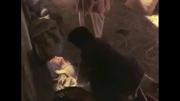 banditi violentano selvaggiamente nella stalla